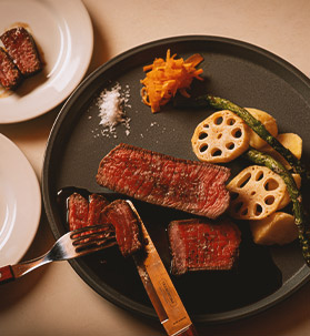 肉をカットする